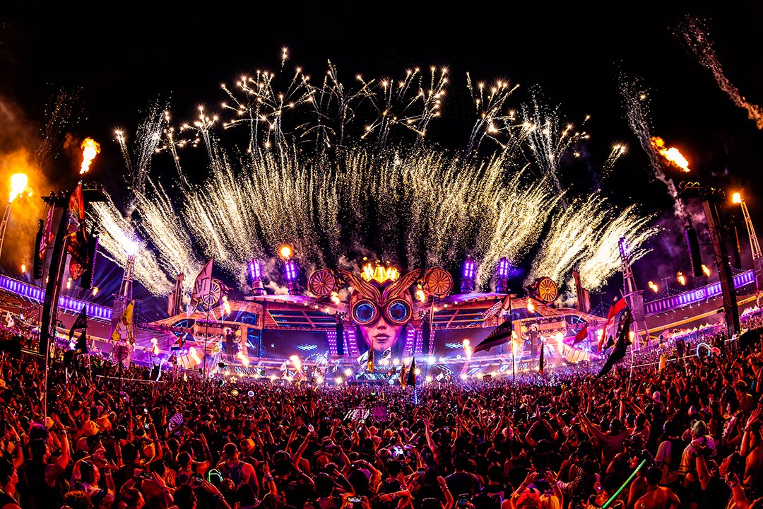 Queima de fogos sobre o palco kineticFIELD no EDC Las Vegas, visto do meio da pista