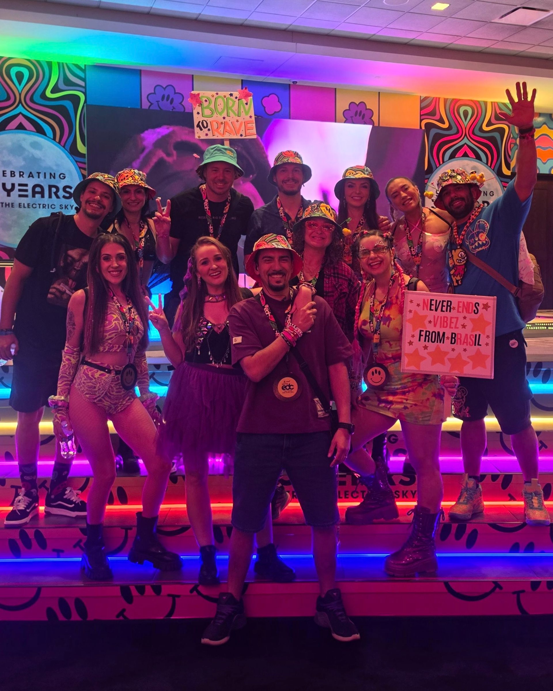 Grupo de viajantes da Never Ends no EDC Las Vegas