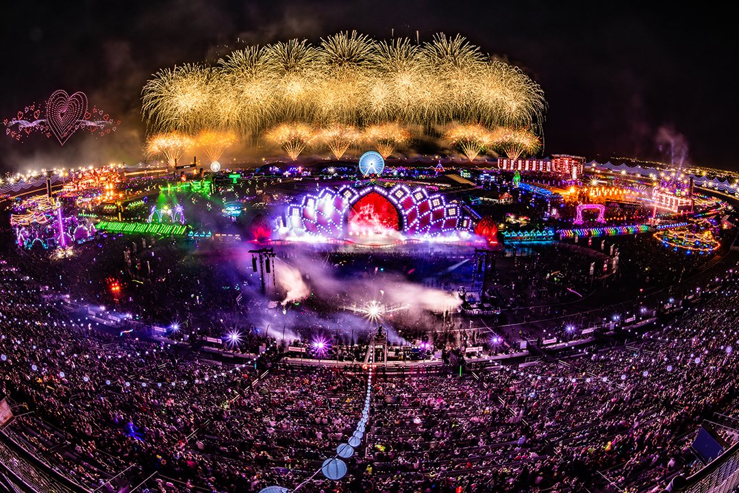 Vista panorâmica do EDC Las Vegas no Speedway: todos os palcos, a roda-gigante e os fogos