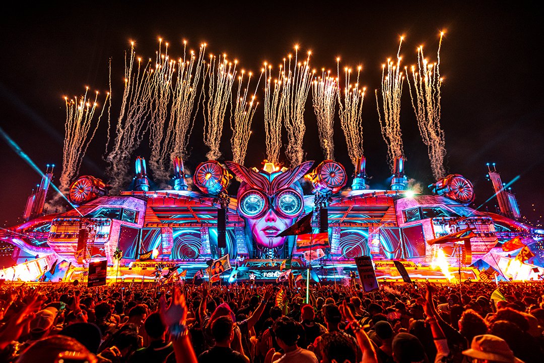 Palco principal do EDC Las Vegas à noite, com fogos de artifício e a pista lotada de headliners