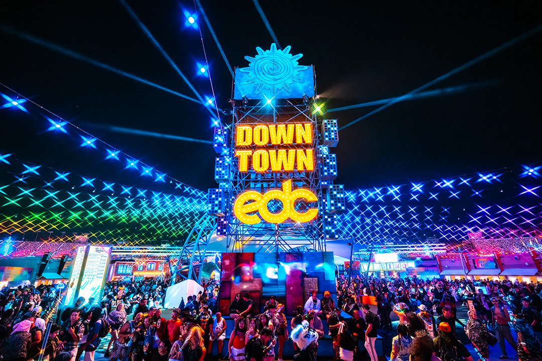 Área Downtown EDC, com a torre iluminada e o teto de luzes coloridas do festival