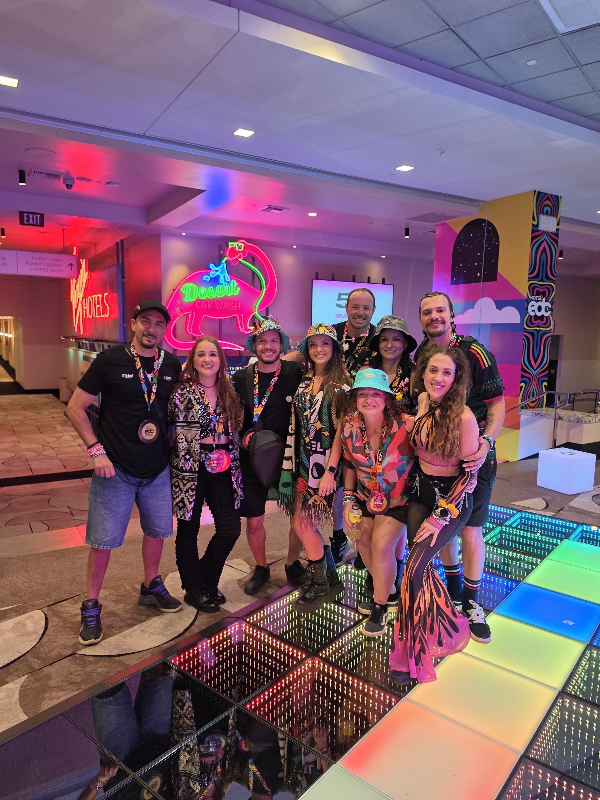 Viajantes da Never Ends no EDC Las Vegas