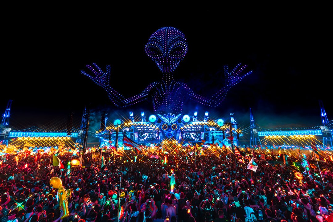 Show de drones formando um alienígena gigante sobre a pista do EDC Las Vegas