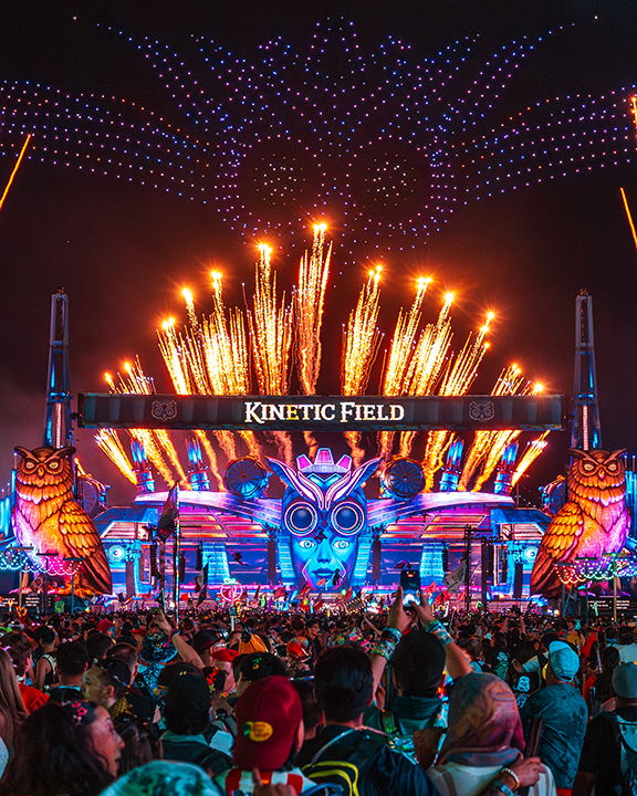 Show de drones e fogos sobre o palco kineticFIELD do EDC Las Vegas