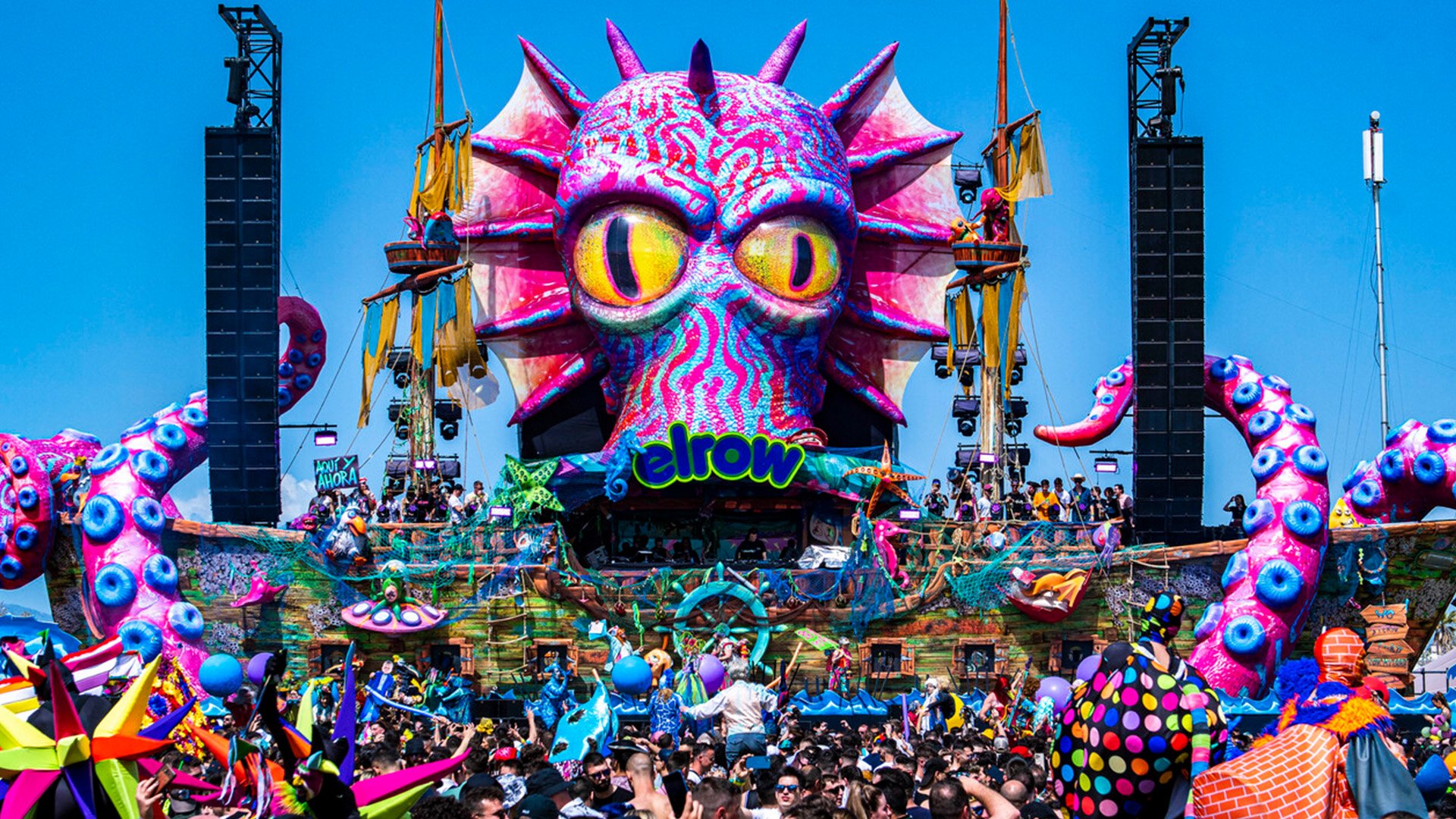 Palco da elrow com o polvo gigante e a plateia fantasiada, no clima colorido que é a marca da festa