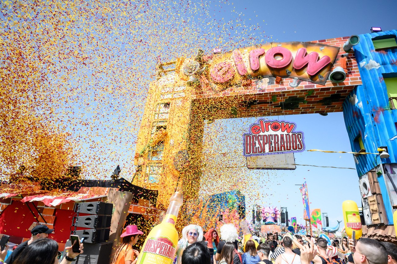 Portal de entrada da elrow com chuva de confetes dourados recebendo o público