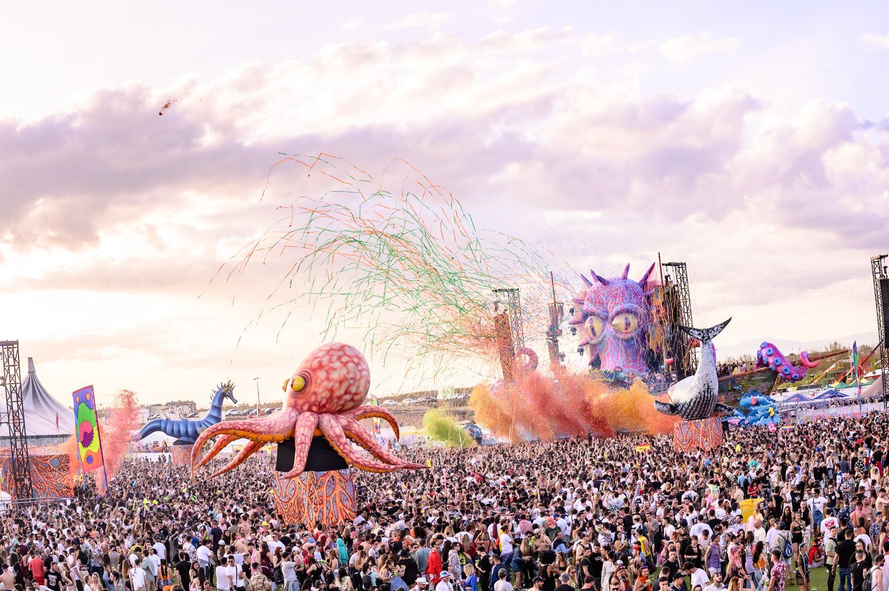 Vista geral da arena da elrow no fim de tarde, com o polvo inflável sobre a multidão
