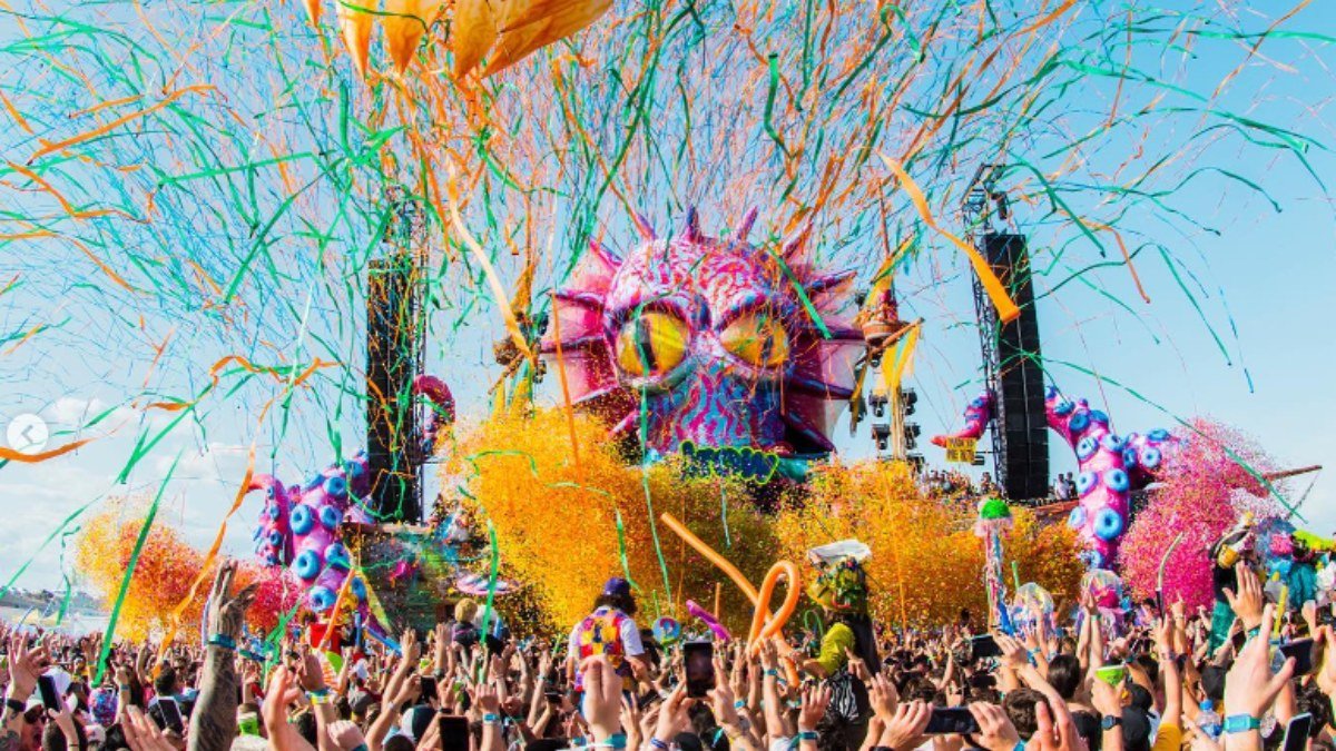 Explosão de confetes e serpentinas sobre a pista da elrow