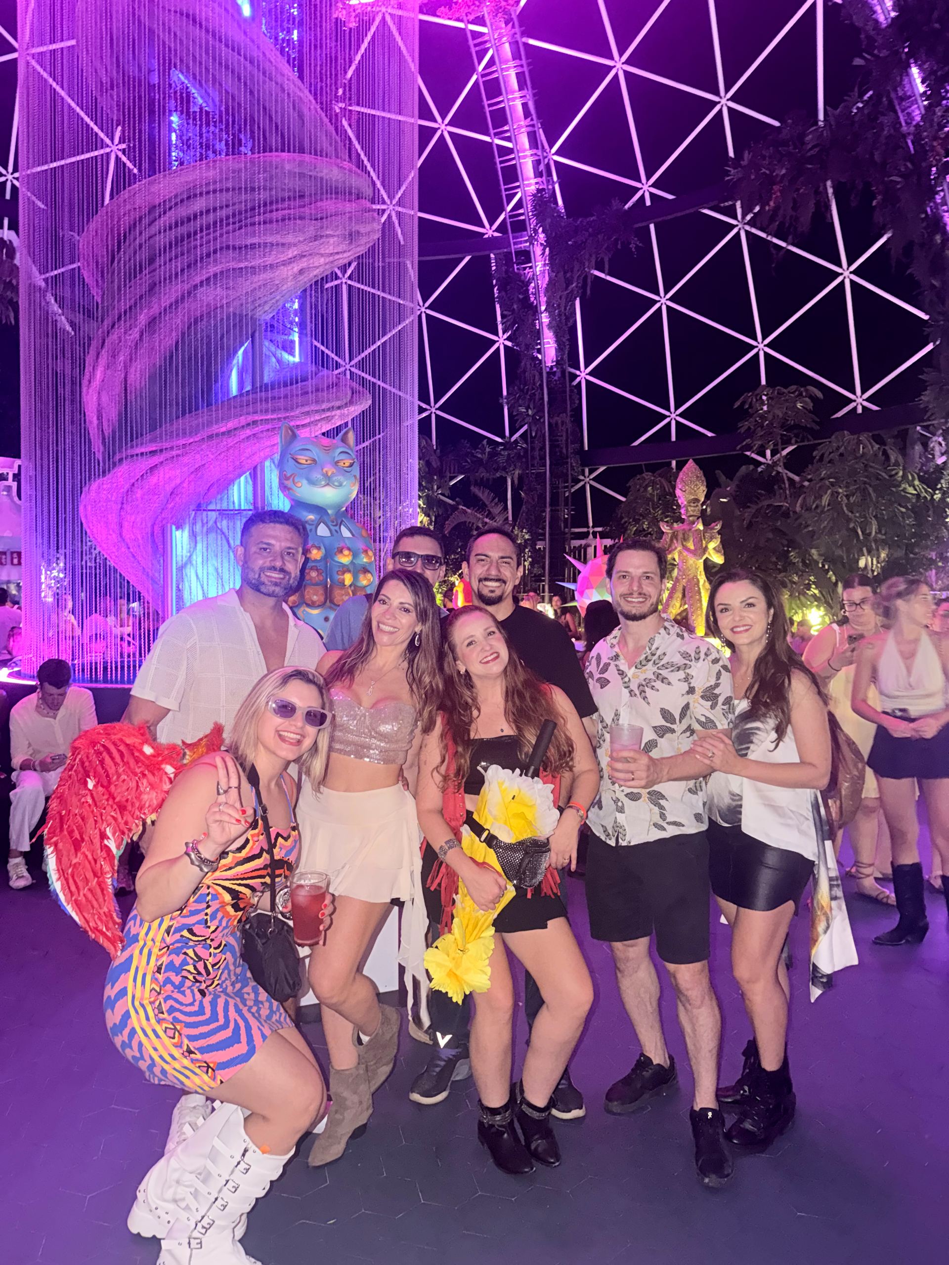 Clientes Never Ends reunidos na festa da elrow, com a cenografia iluminada ao fundo