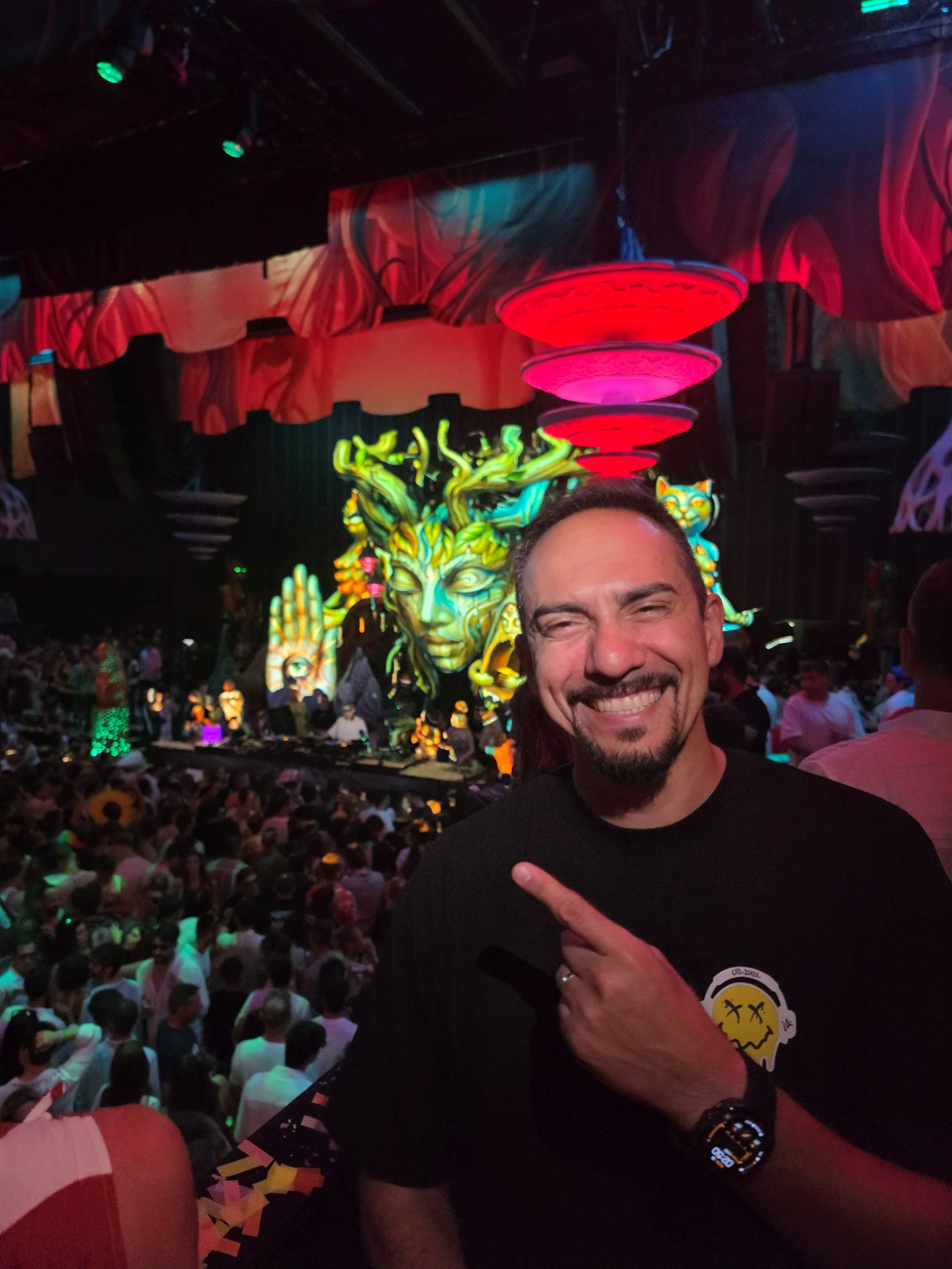 Alegria de cliente Never Ends na pista, com o palco da elrow ao fundo