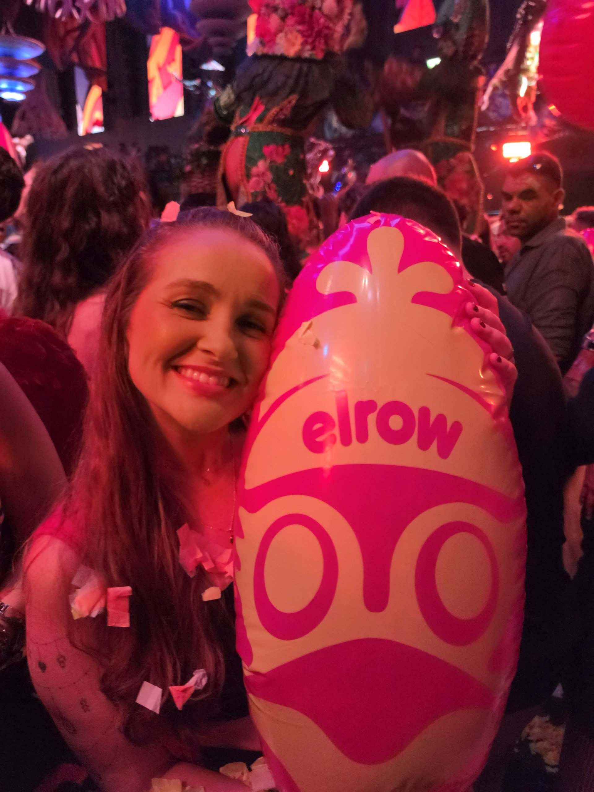 Cliente Never Ends com o inflável da elrow durante a festa