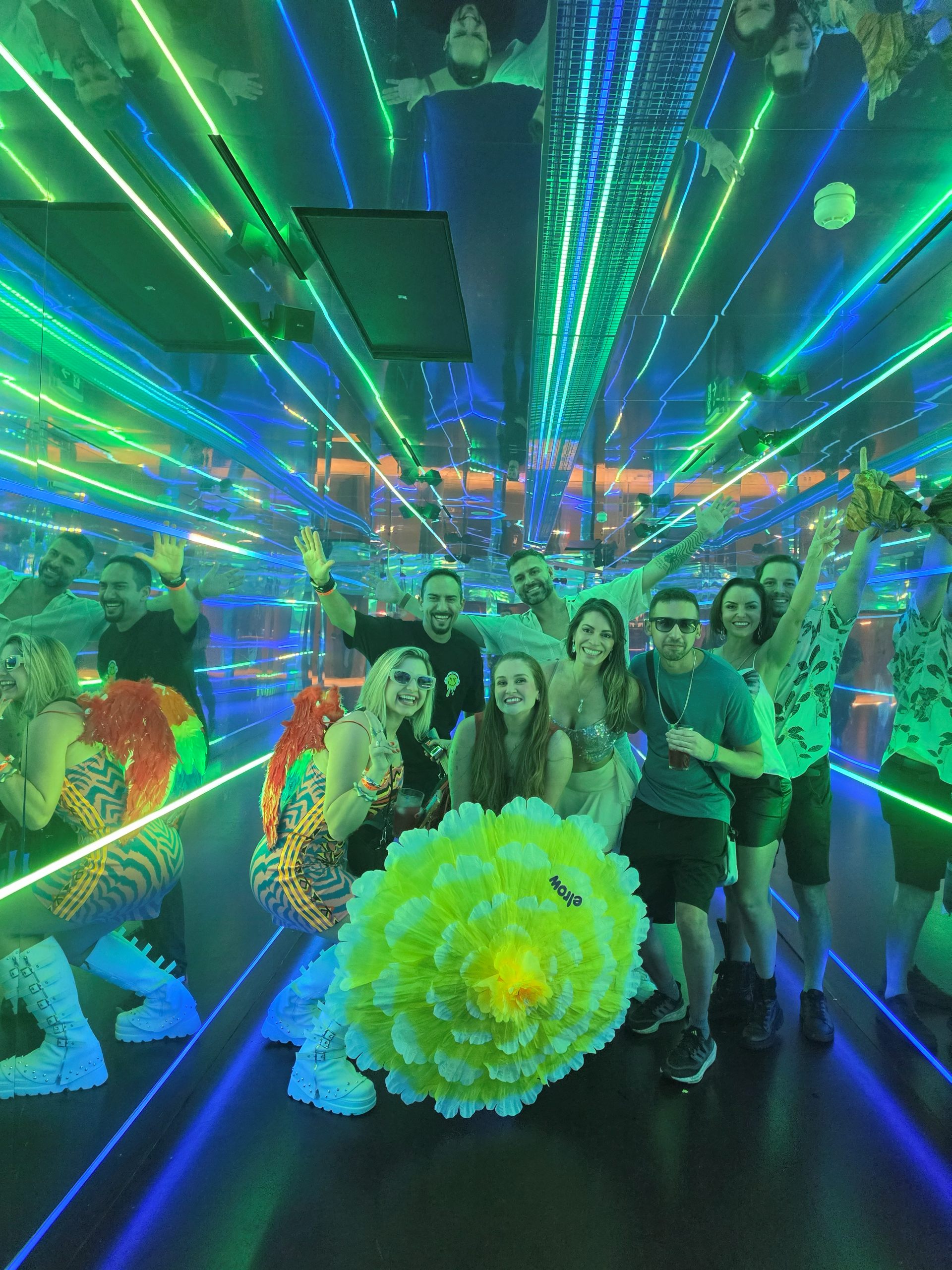 Grupo de clientes Never Ends no túnel de espelhos da elrow