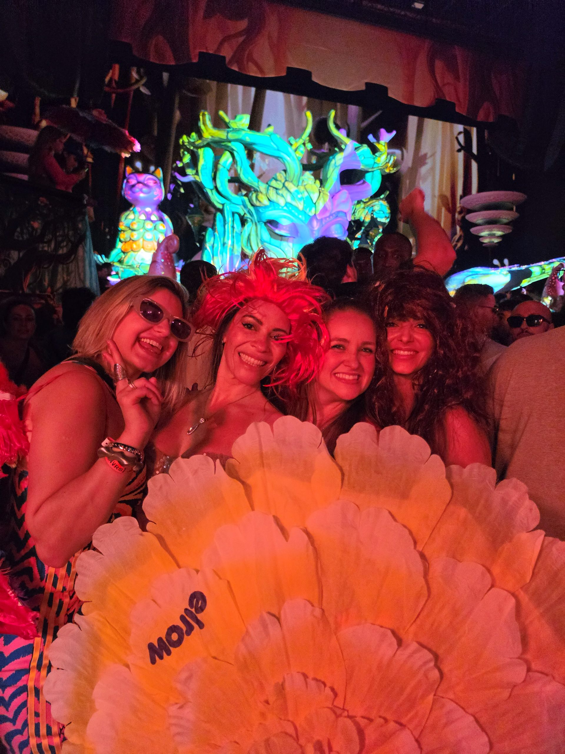 Clientes Never Ends com o leque gigante da elrow em frente ao palco