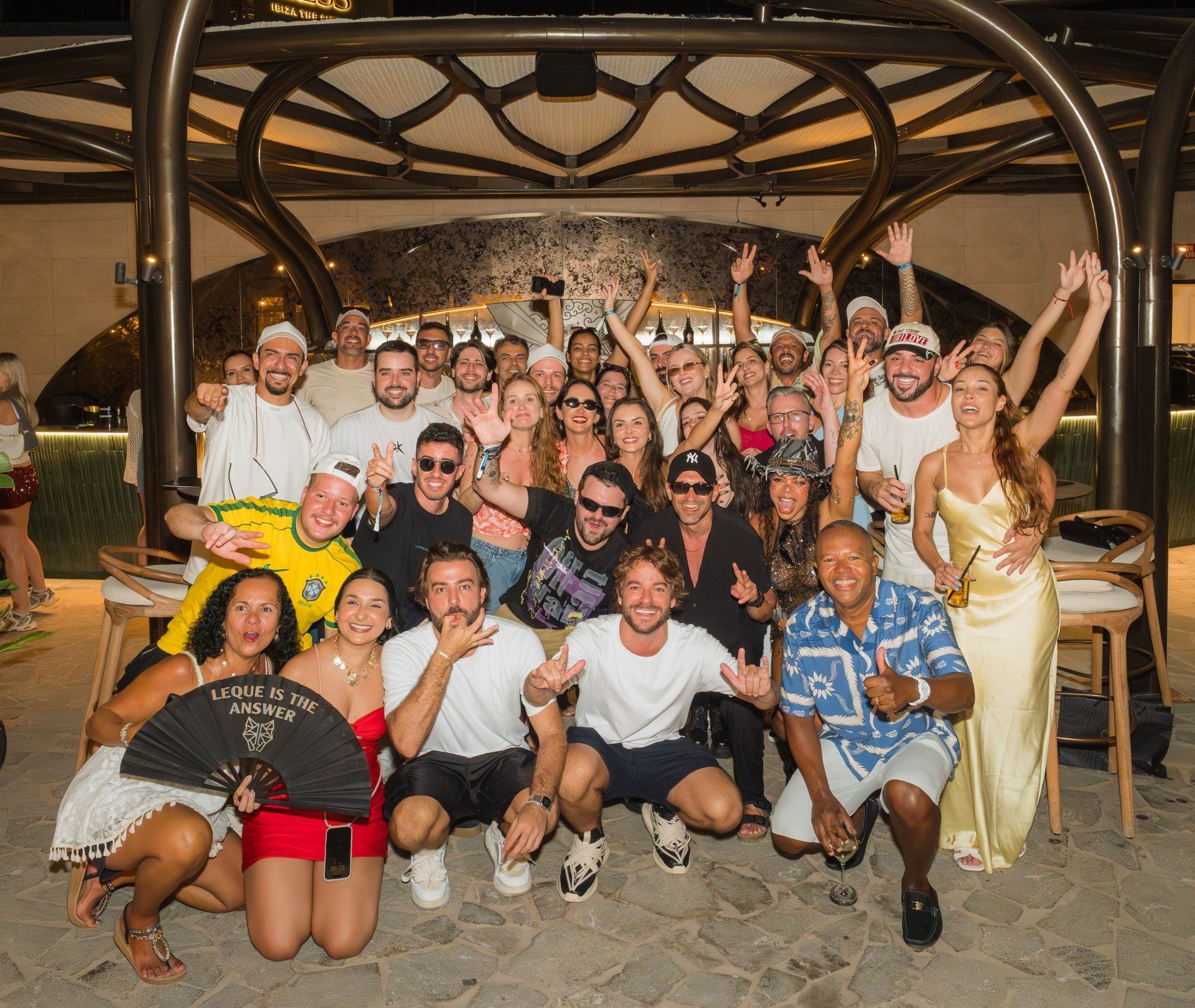 Grupo de viajantes da Never Ends reunido à noite em Ibiza