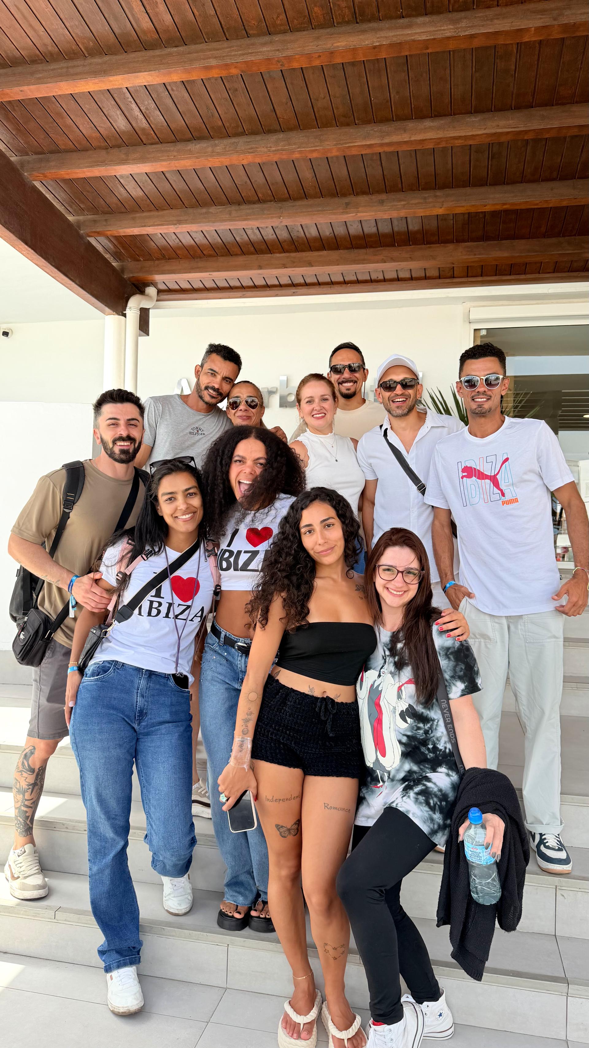 Grupo da Never Ends na entrada do hotel em Ibiza, de camiseta I love Ibiza
