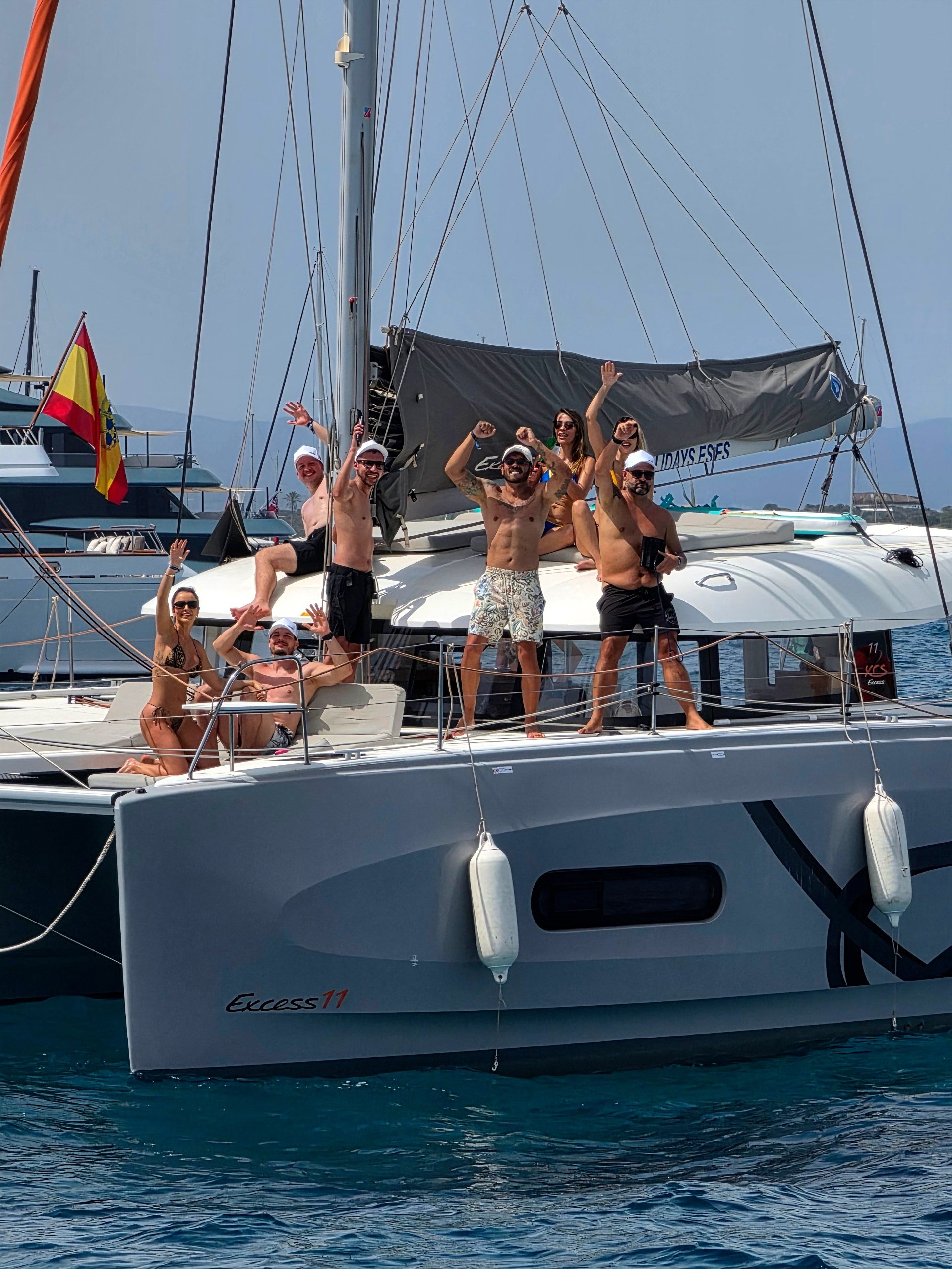 Viajantes da Never Ends a bordo de um catamarã durante o passeio de barco em Ibiza