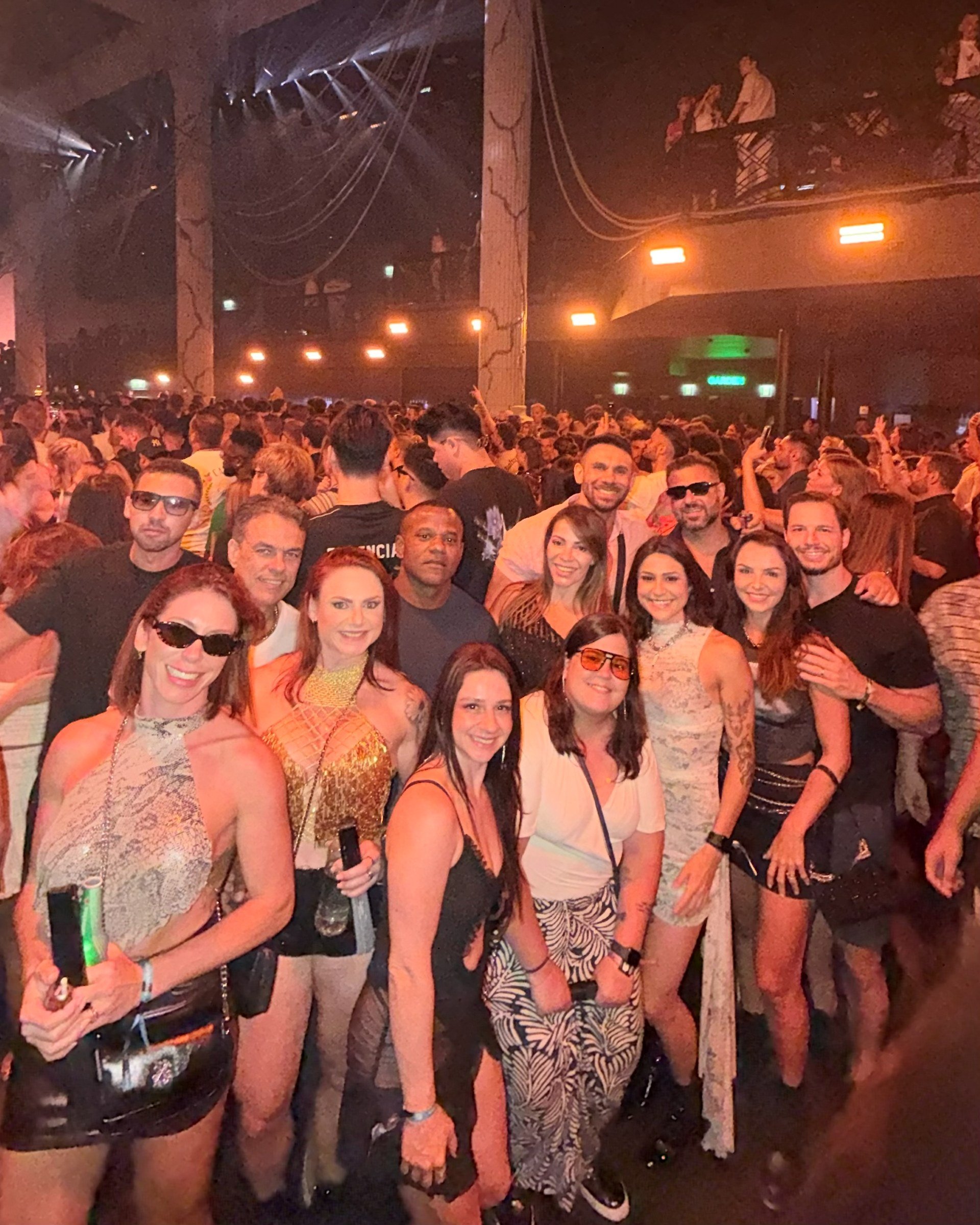 Viajantes da Never Ends aproveitando a viagem em Ibiza