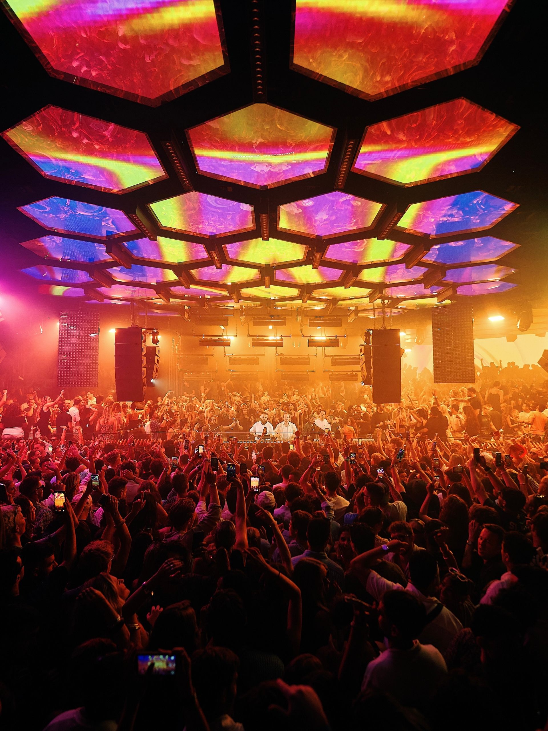 Pista do Pacha Ibiza lotada sob a estrutura de painéis hexagonais de LED do teto