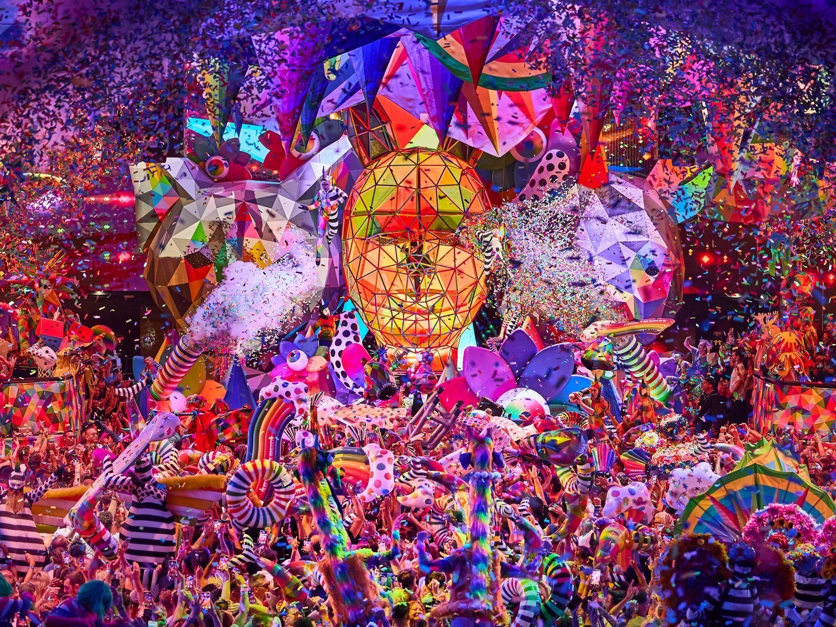 Cenografia colorida e chuva de confete da Elrow, a festa inclusa no pacote Ibiza 2027