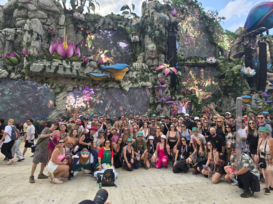 Viajantes da Never Ends reunidos de dia diante do Mainstage LIFE do Tomorrowland Brasil 2025, no Parque Maeda em Itu.