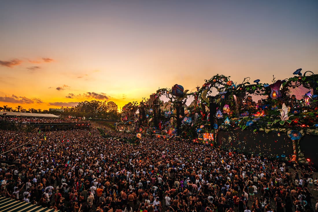 O pôr do sol sobre o Parque Maeda, com a multidão diante do Mainstage LIFE do Tomorrowland Brasil 2025.