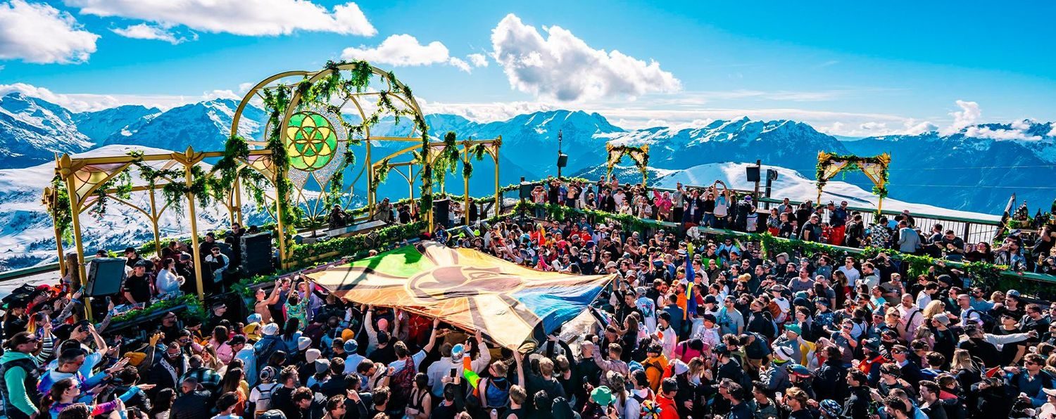 Palco do Tomorrowland Winter no topo da montanha, cercado pelos Alpes franceses nevados