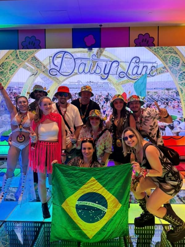 Grupo da Never Ends reunido no EDC Las Vegas
