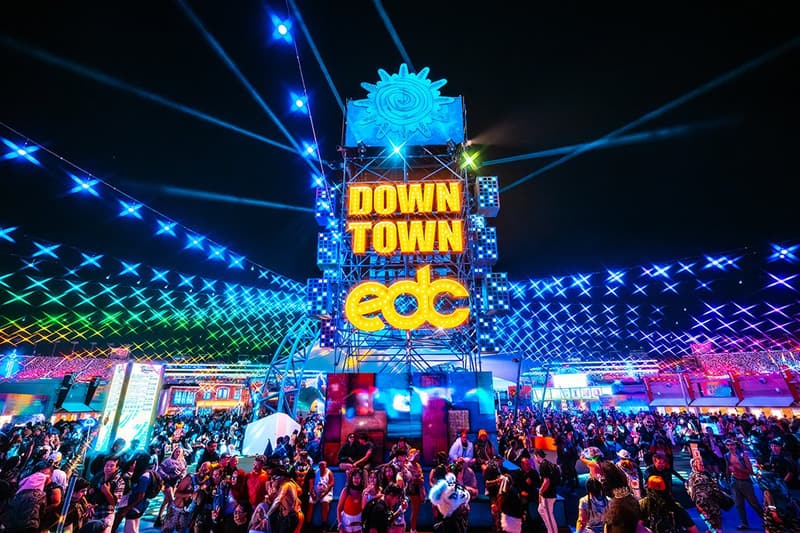 Área Downtown EDC, com a torre iluminada e o teto de luzes coloridas do festival