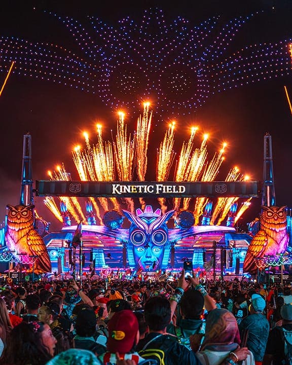 Show de drones e fogos sobre o palco kineticFIELD do EDC Las Vegas