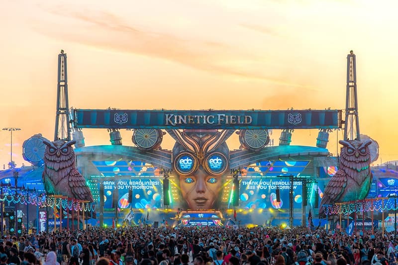 Palco kineticFIELD do EDC Las Vegas ao amanhecer, com as corujas gigantes e o céu alaranjado