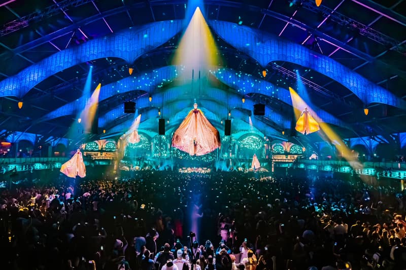 A festa no salão principal do Tomorrowland Winter, com acrobatas suspensos sobre o público