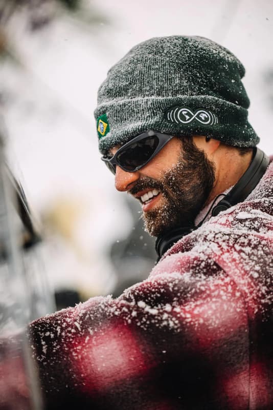 DJ tocando sob a neve no Tomorrowland Winter