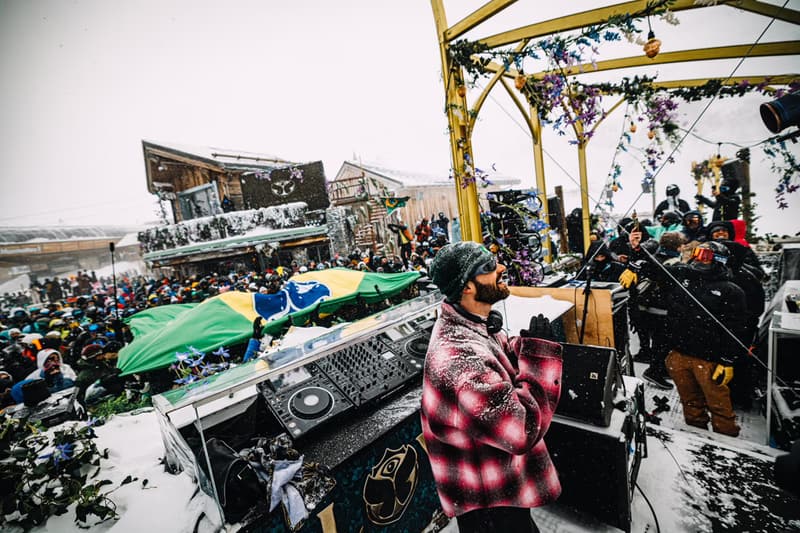 Set na neve com a bandeira do Brasil estendida no público do Tomorrowland Winter