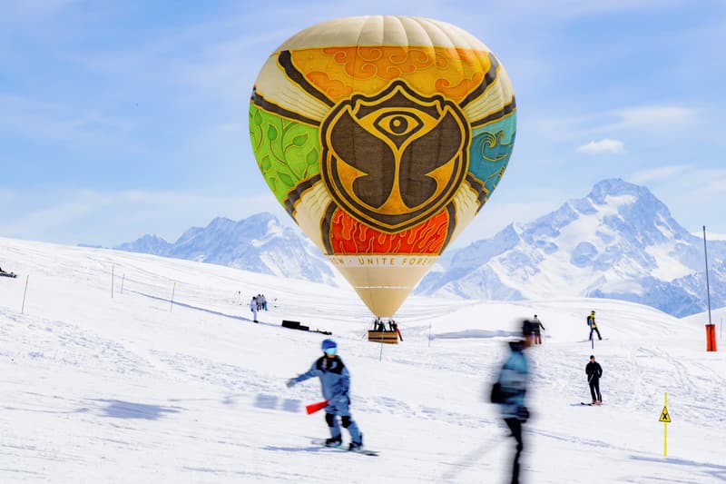O balão do Tomorrowland pousado na pista de esqui de Alpe d'Huez, entre esquiadores