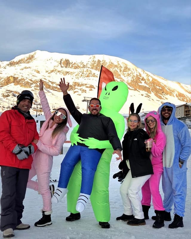 Fantasias na neve: clientes Never Ends se divertindo no fim de tarde de Alpe d'Huez