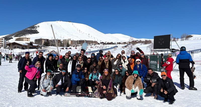 O grupo Never Ends reunido na neve em Alpe d'Huez, no Tomorrowland Winter