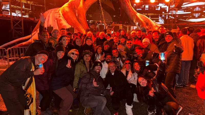 Grupo Never Ends em frente ao palco da árvore nevada, na festa noturna do Tomorrowland Winter