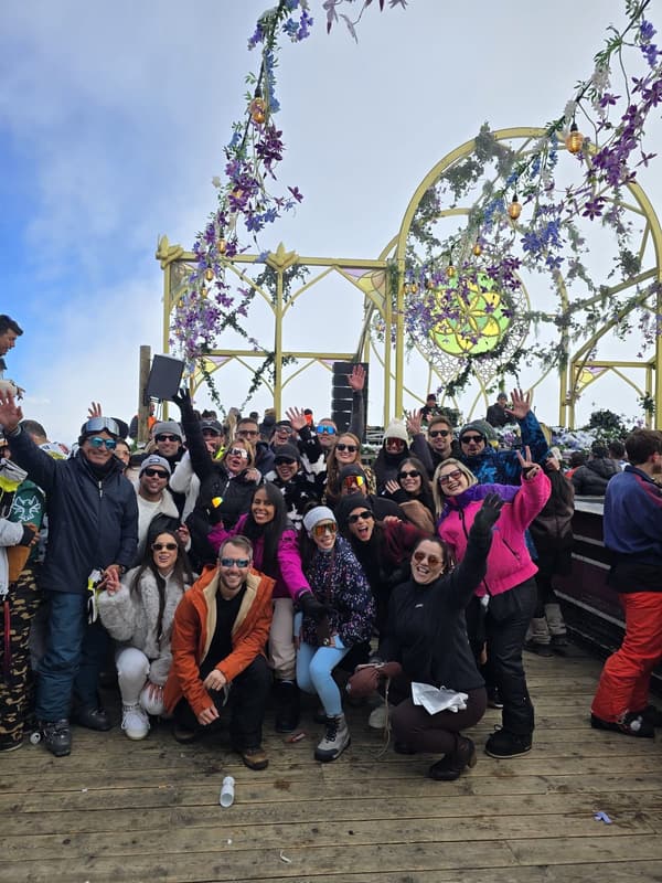 Clientes Never Ends no palco do topo da montanha do Tomorrowland Winter
